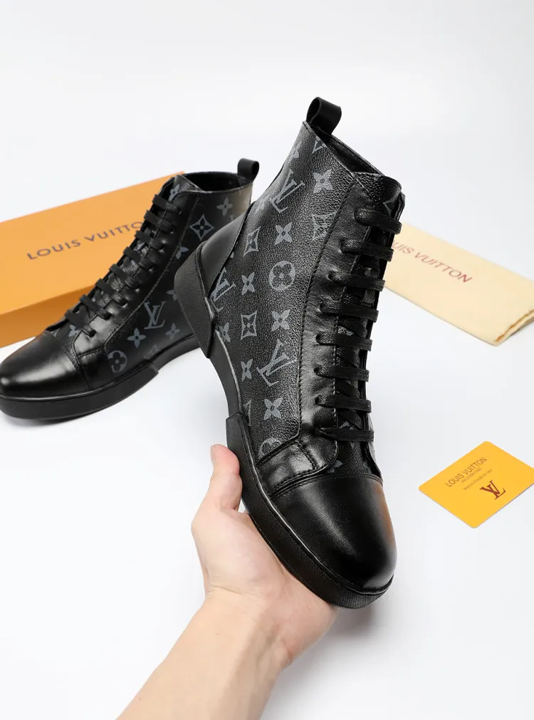 Factory price: 400💰LV official website popular series 🇮🇹🇮🇹1:1 production, selected high-end imported cowhide, sheepskin padding inside sheepskin, paired with Louis Vuitton Monogram Ecli men's shoes 💰se canvas and pure black rubber soles, the ultimate simple design, the perfect interpretation of the latest inspiration for shoes, the integration of classics and fashion, 🔍🔍high quality, worthy of your possession. The bottom car line will never be unglued. Sellers are welcome to sell as shown in the picture above. We can send one piece on behalf of you. The code number is 38-44 (45 codes can be customized)